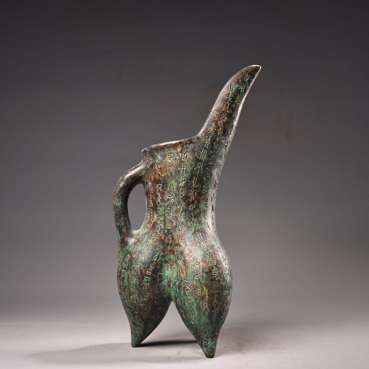 Big Size Ancient Bronze Three Feet Wine Vessel with Full Old Characters en vente 7