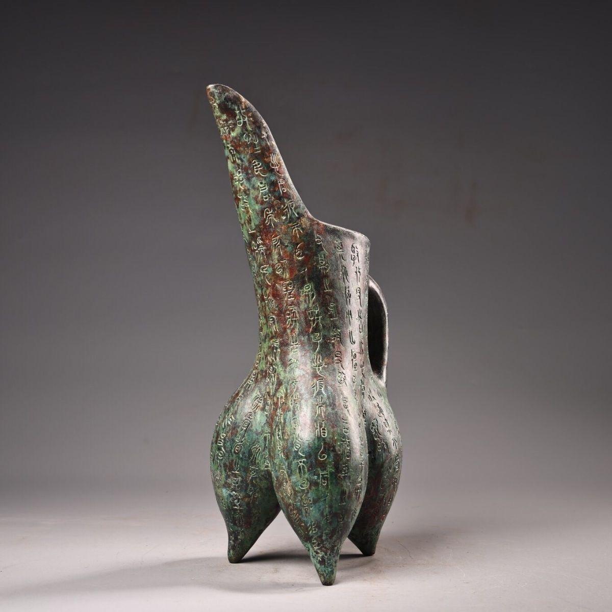 Big Size Ancient Bronze Three Feet Wine Vessel with Full Old Characters Bon état - En vente à 景德镇市, CN