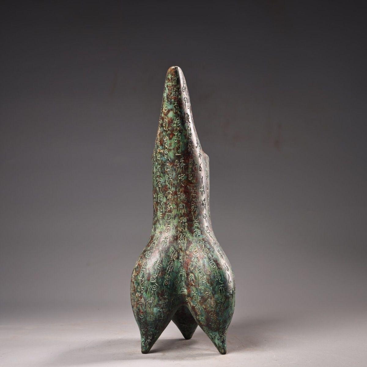XIXe siècle Big Size Ancient Bronze Three Feet Wine Vessel with Full Old Characters en vente