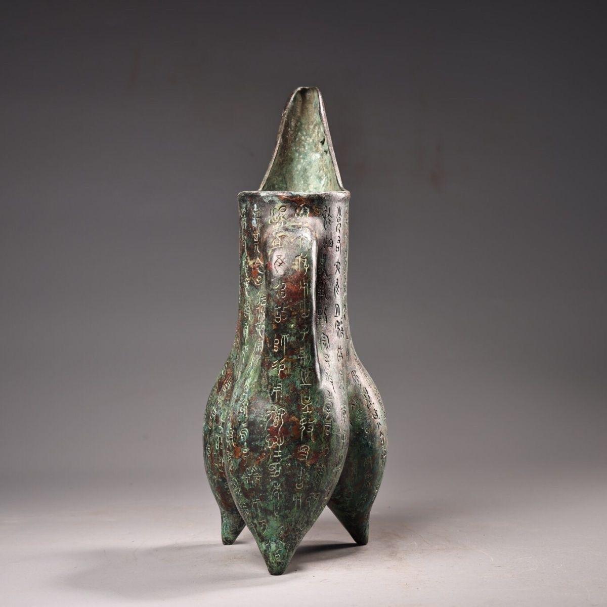 Big Size Ancient Bronze Three Feet Wine Vessel with Full Old Characters en vente 1