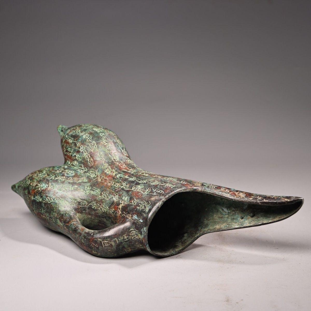 Big Size Ancient Bronze Three Feet Wine Vessel with Full Old Characters en vente 5