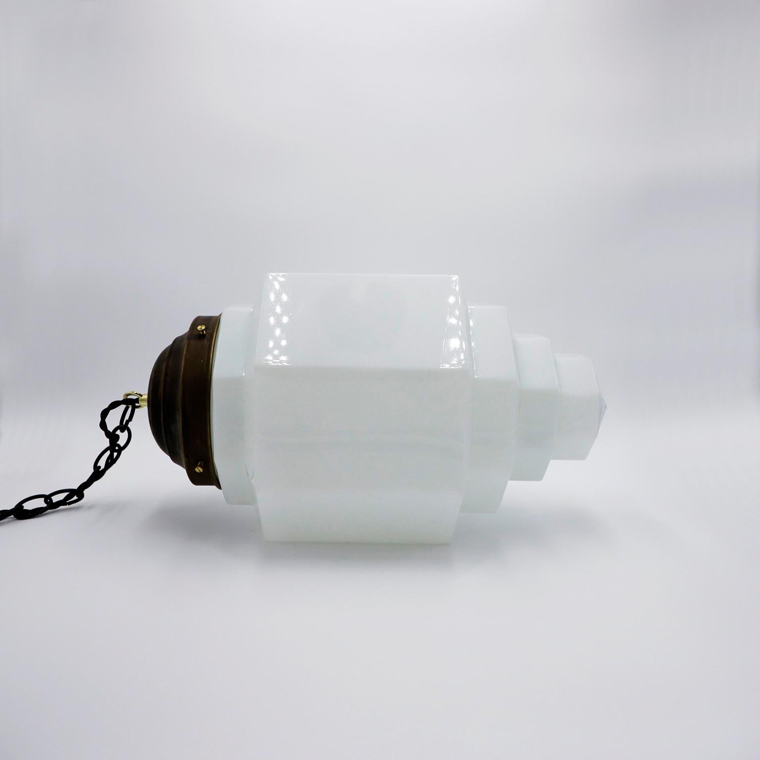 Circa 1930. Offriamo questa luce a sospensione a forma di grattacielo in vetro latte Art Deco di grandi dimensioni. Questa lampada può essere abbinata ad altre due che abbiamo dello stesso design ma più piccole.