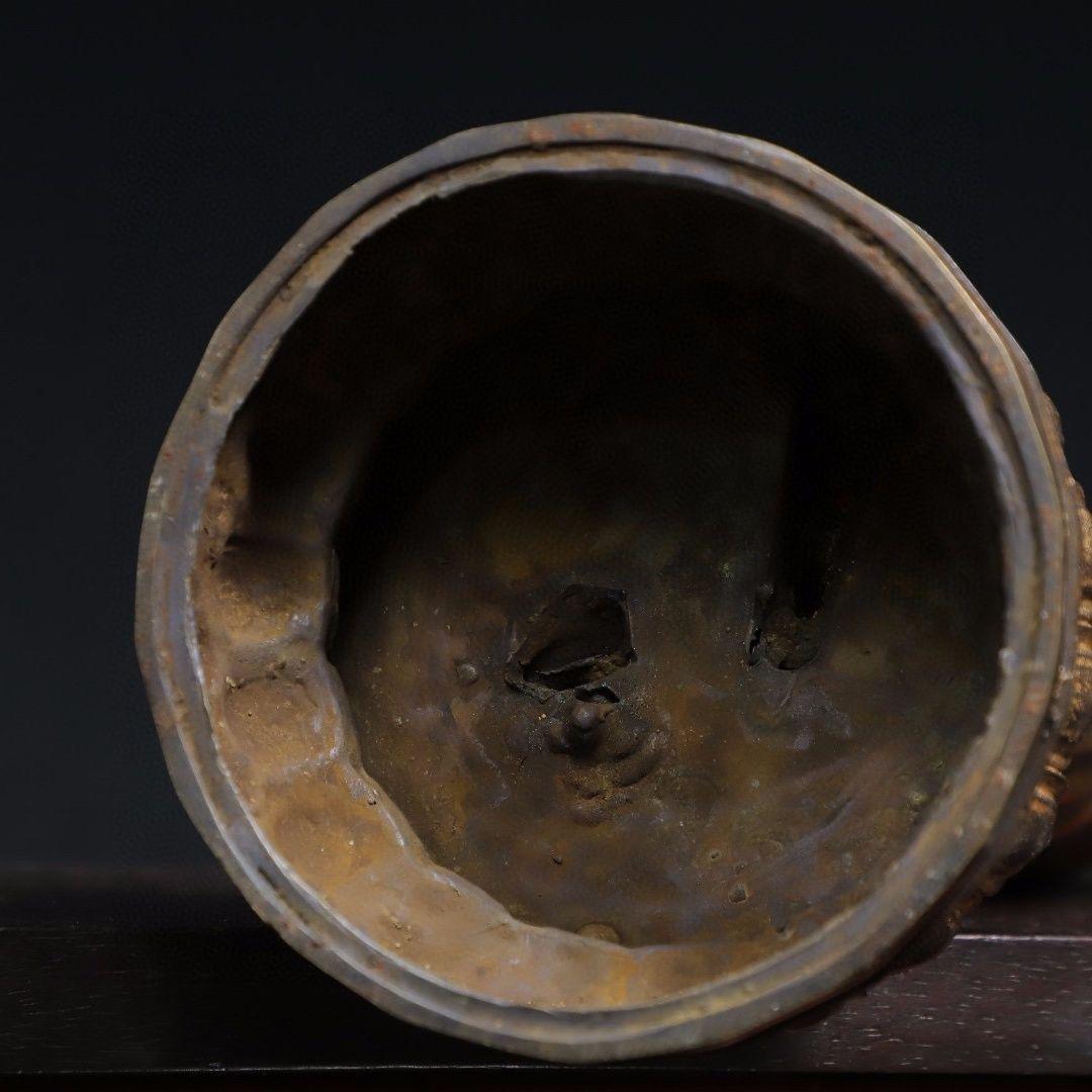 Statua di Buddha in piedi in bronzo dorato asiatico di grandi dimensioni con un palmo in avanti in vendita 4