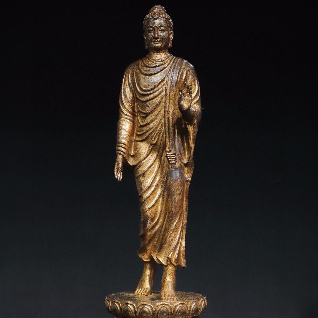 Questa statua di Buddha in piedi in bronzo dorato di grandi dimensioni con un palmo in avanti e la punta del piede che tocca il suolo è molto rara, nota come 