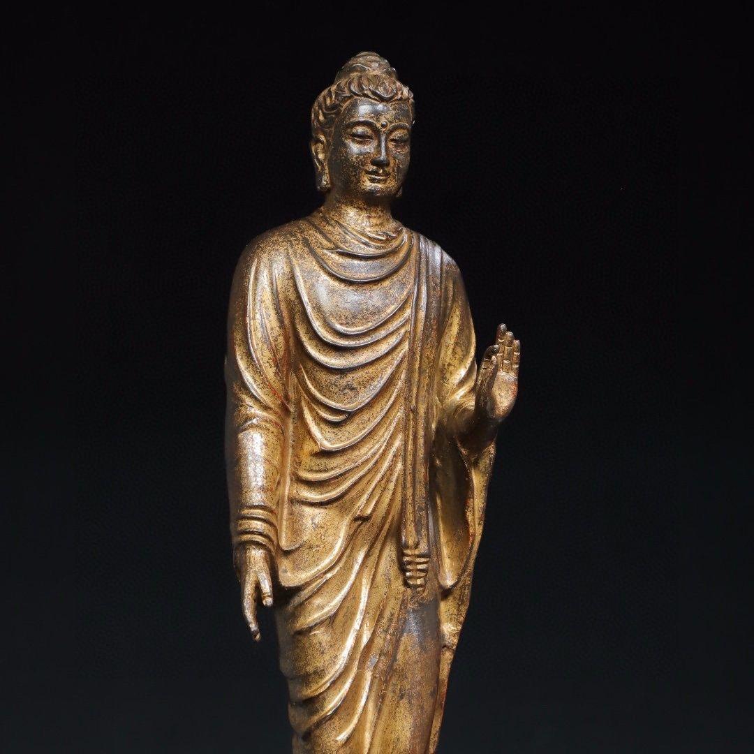 Statua di Buddha in piedi in bronzo dorato asiatico di grandi dimensioni con un palmo in avanti In condizioni discrete in vendita a 景德镇市, CN