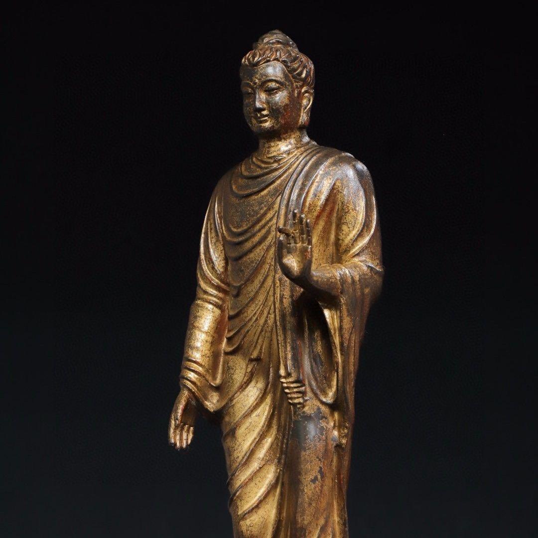 XIX secolo Statua di Buddha in piedi in bronzo dorato asiatico di grandi dimensioni con un palmo in avanti in vendita