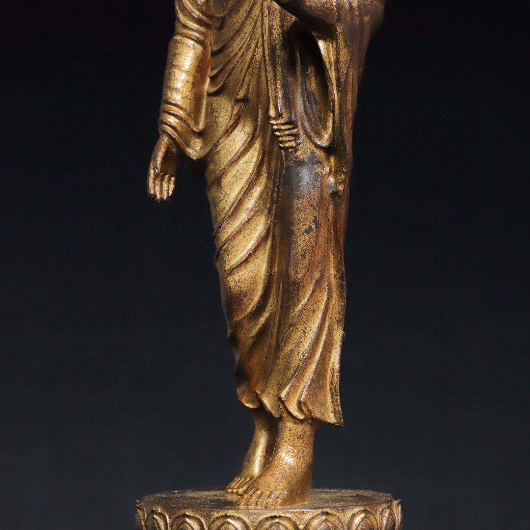 Bronzo Statua di Buddha in piedi in bronzo dorato asiatico di grandi dimensioni con un palmo in avanti in vendita