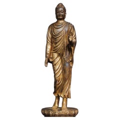 Asiatische stehende Buddha-Statue aus vergoldeter Bronze in Großformat mit einer Palme nach vorne