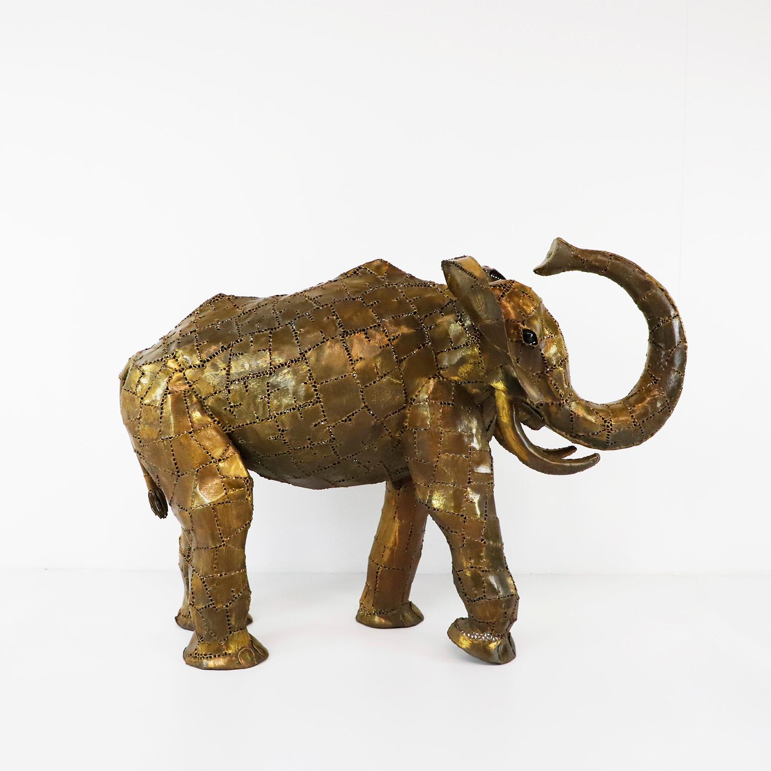 Circa 1960, Nous vous proposons cette figurine d'éléphant brutaliste de grande taille dans le style de Sergio Bustamante.

Sergio Bustamante est un artiste et sculpteur mexicain. Il a commencé par des peintures et des figures en papier mâché,