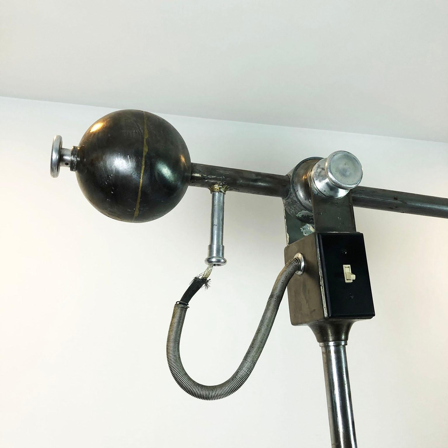 We offer this big size hospital surgery lamp by The Ohio Chemical & MFG. Co, circa 1920. The light works and the lamps can move in different positions.