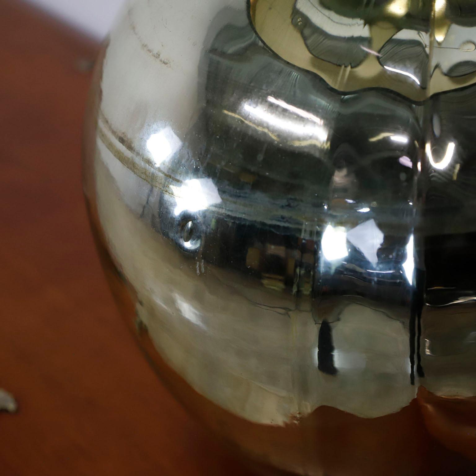 Circa 1950, Made in Messico, offriamo questa lampada da tavolo in vetro di Mercurio completamente realizzata a mano.
L'intero impianto elettrico è stato completamente cambiato, le lampade non includono i paralumi per ottimizzare i costi di