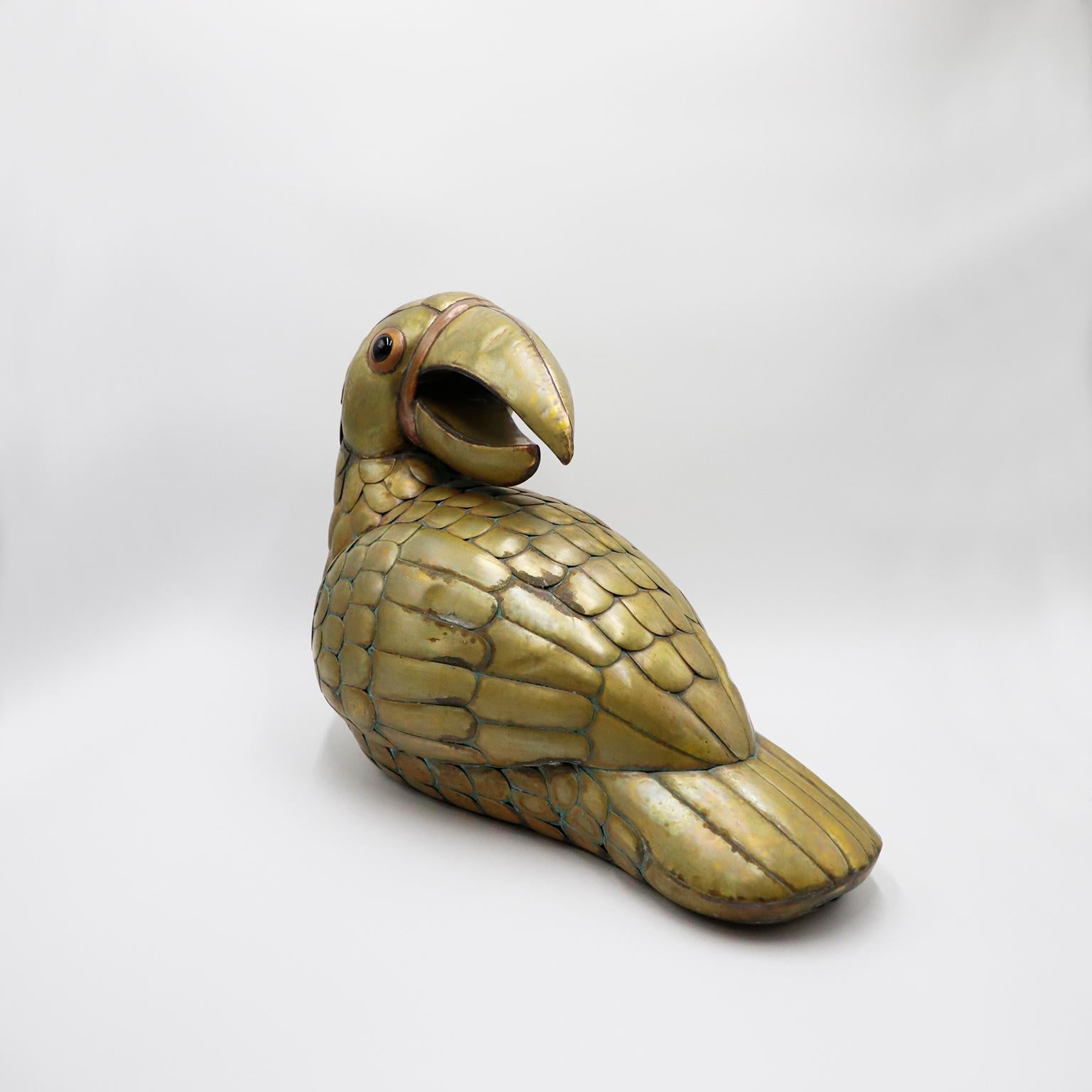 We offer this Toucan sculpture Attributed to Mexican artist Sergio Bustamante, circa 1960 made in brass with fantastic patina. Present some details.