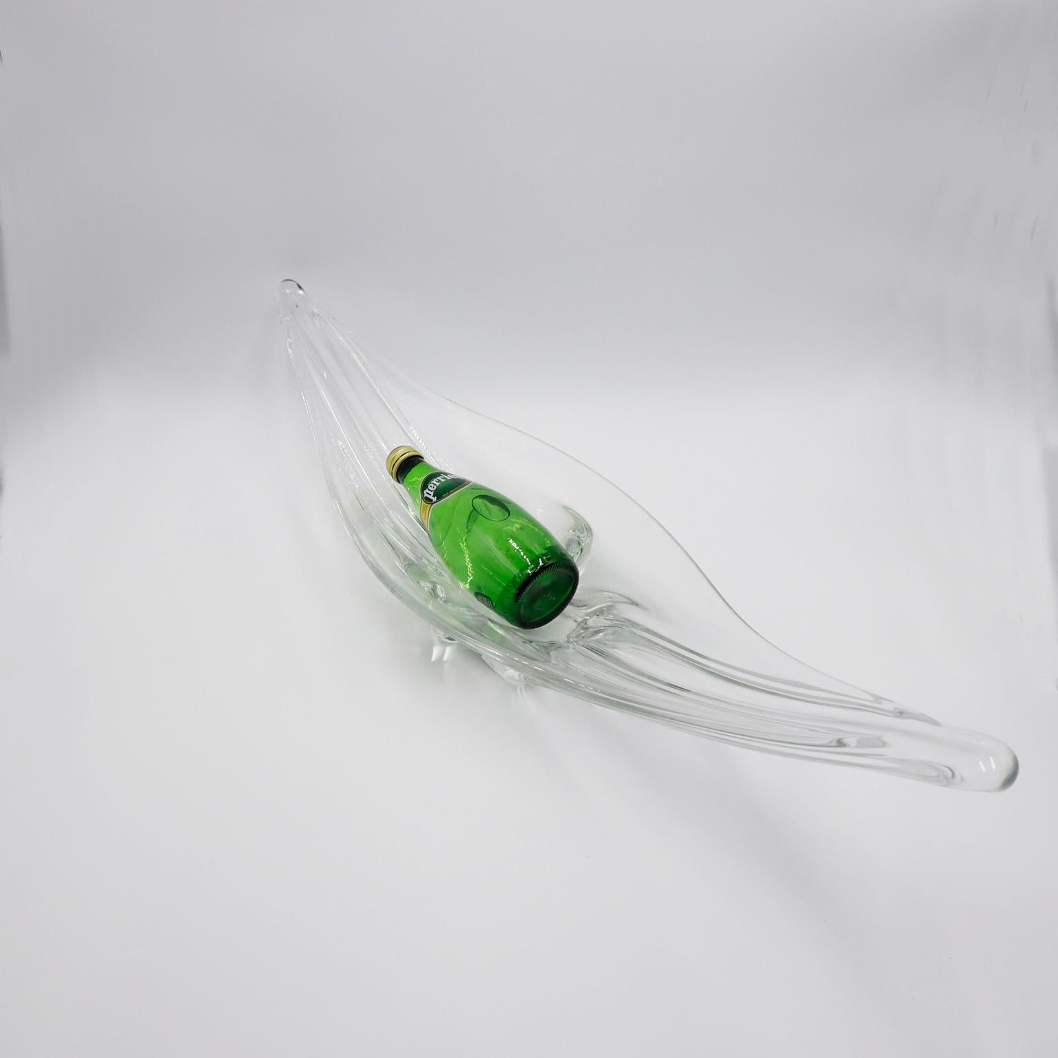 CIRCA 1960 Wir bieten diese seltene elegante und Vintage mundgeblasenem Glas Mittelstück wurde in Italien erstellt. Der Tafelaufsatz ist in ausgezeichnetem Zustand und weist wunderbare Formen und Gestalten auf. Dieser kunstvolle Tisch kann auf dem