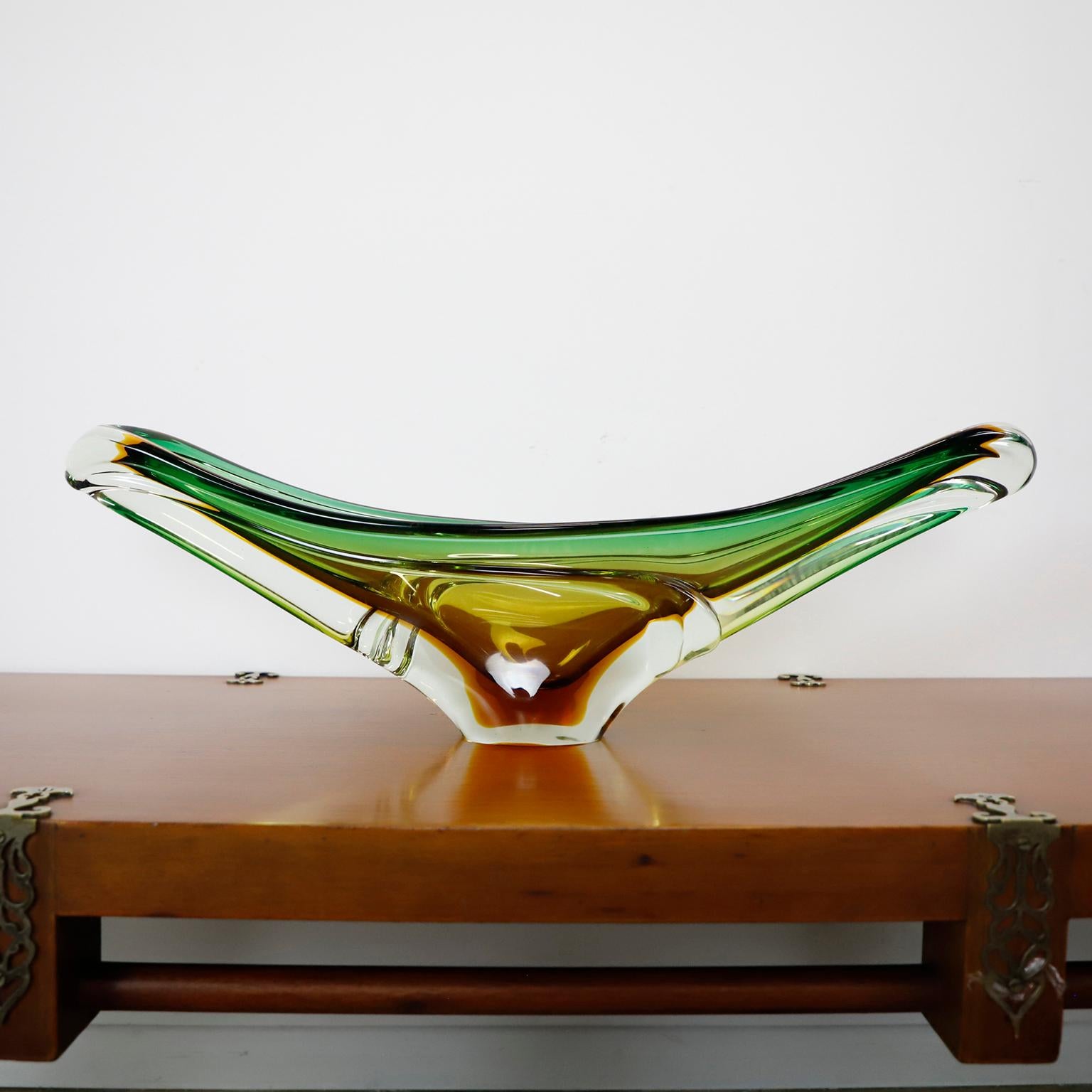 CIRCA 1960 Wir bieten diese seltene elegante und Vintage mundgeblasenem Glas Mittelstück wurde in Italien erstellt. Der Tafelaufsatz ist in ausgezeichnetem Zustand und weist wunderbare Formen und unterschiedliche Farbnuancen auf. Dieser kunstvolle