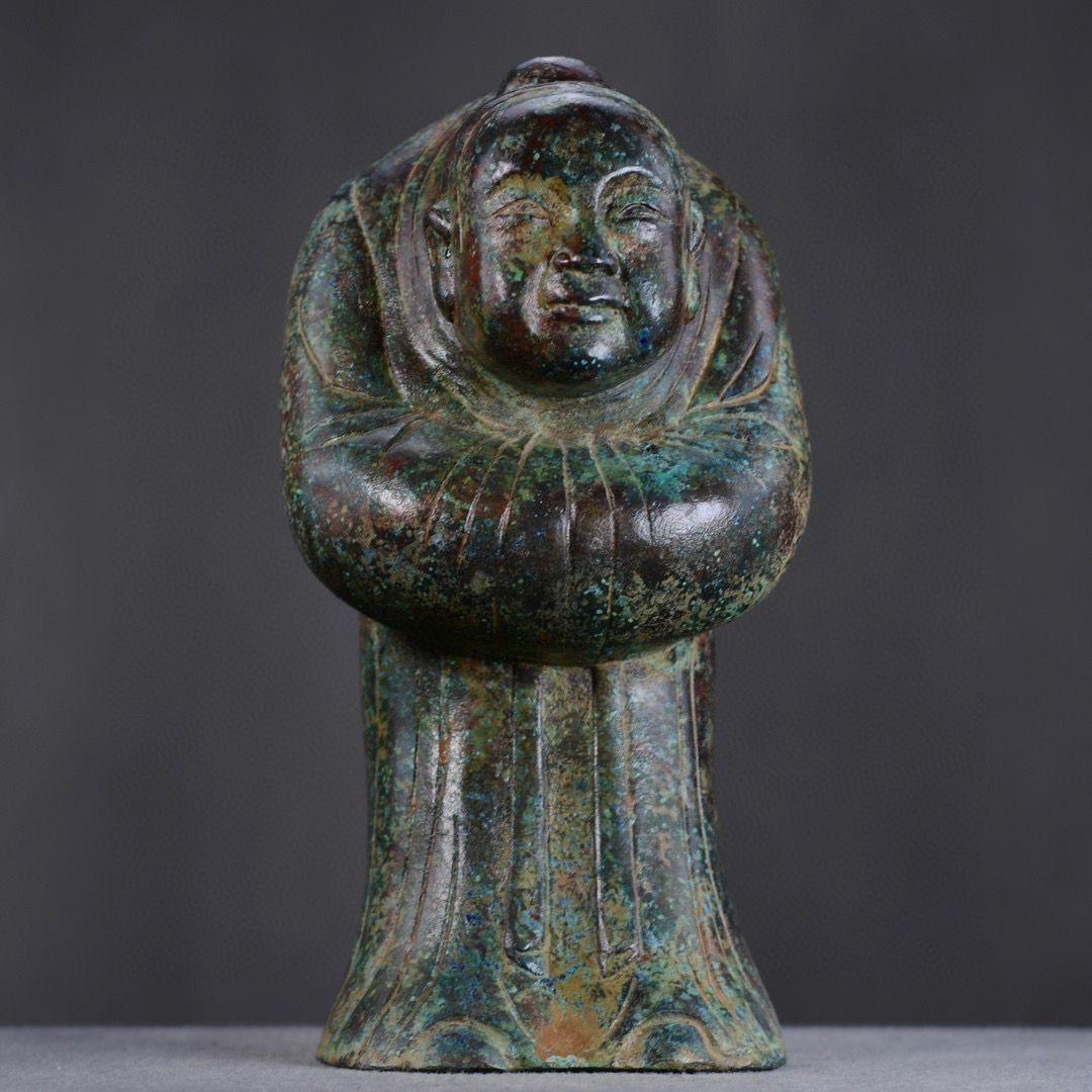 Die Big Size Old Chinese Bronze Standing Covering Hands Man Statue ist ein bemerkenswertes Kunstwerk, das wahrscheinlich einen bedeutenden kulturellen, symbolischen und historischen Wert hat. 

Die Geste des Handauflegens ist in der chinesischen