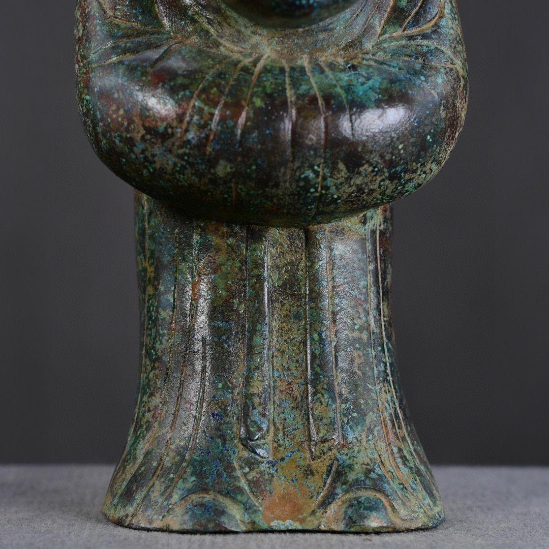 Große alte chinesische Bronze-Statue eines Mannes mit bedeckten Händen aus Bronze (19. Jahrhundert) im Angebot