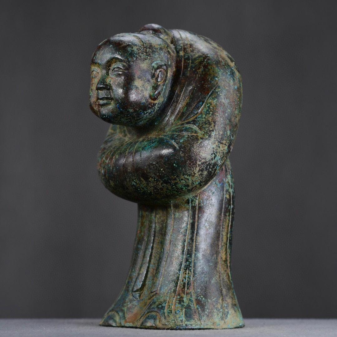 Große alte chinesische Bronze-Statue eines Mannes mit bedeckten Händen aus Bronze im Angebot 1