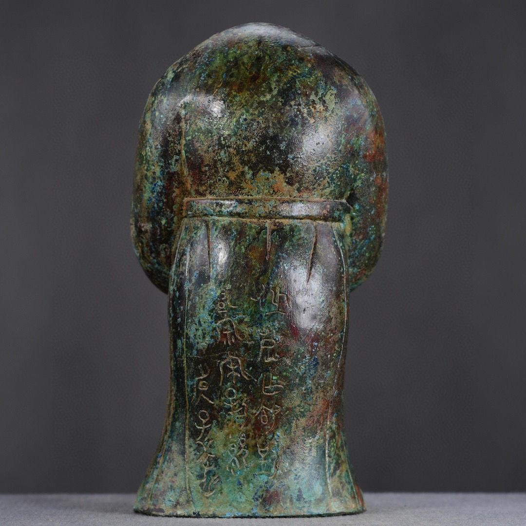 Große alte chinesische Bronze-Statue eines Mannes mit bedeckten Händen aus Bronze im Angebot 2