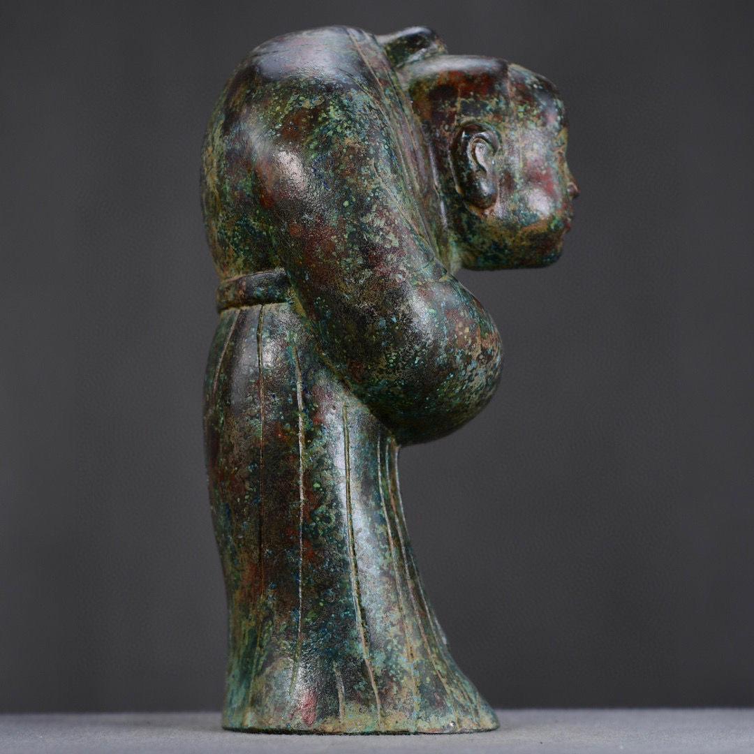 Große alte chinesische Bronze-Statue eines Mannes mit bedeckten Händen aus Bronze im Angebot 3