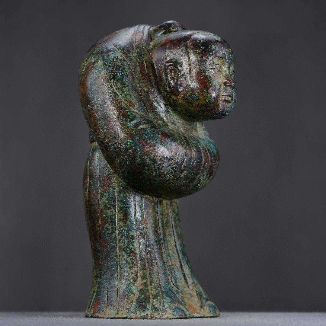Große alte chinesische Bronze-Statue eines Mannes mit bedeckten Händen aus Bronze im Angebot 4