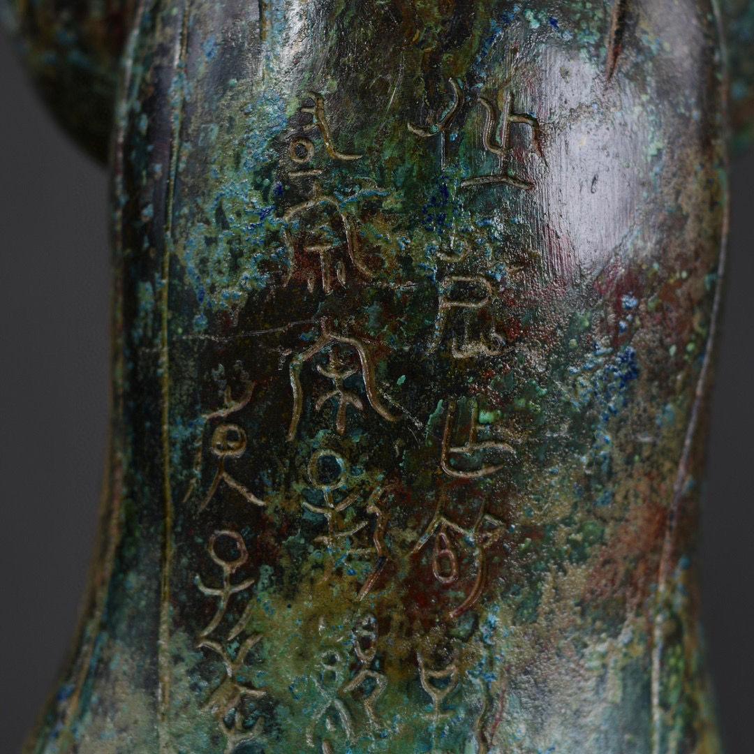 Große alte chinesische Bronze-Statue eines Mannes mit bedeckten Händen aus Bronze im Angebot 5