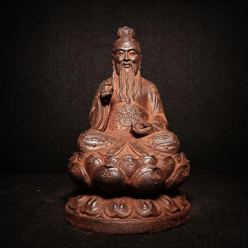 Esta Estatua del Antepasado Taoísta Sanqing de Hierro Viejo Sentado de Gran Tamaño  tiene un importante valor cultural y espiritual en el taoísmo. 

Los Sanqing, o Tres Puros, son las deidades más elevadas del taoísmo y representan los aspectos