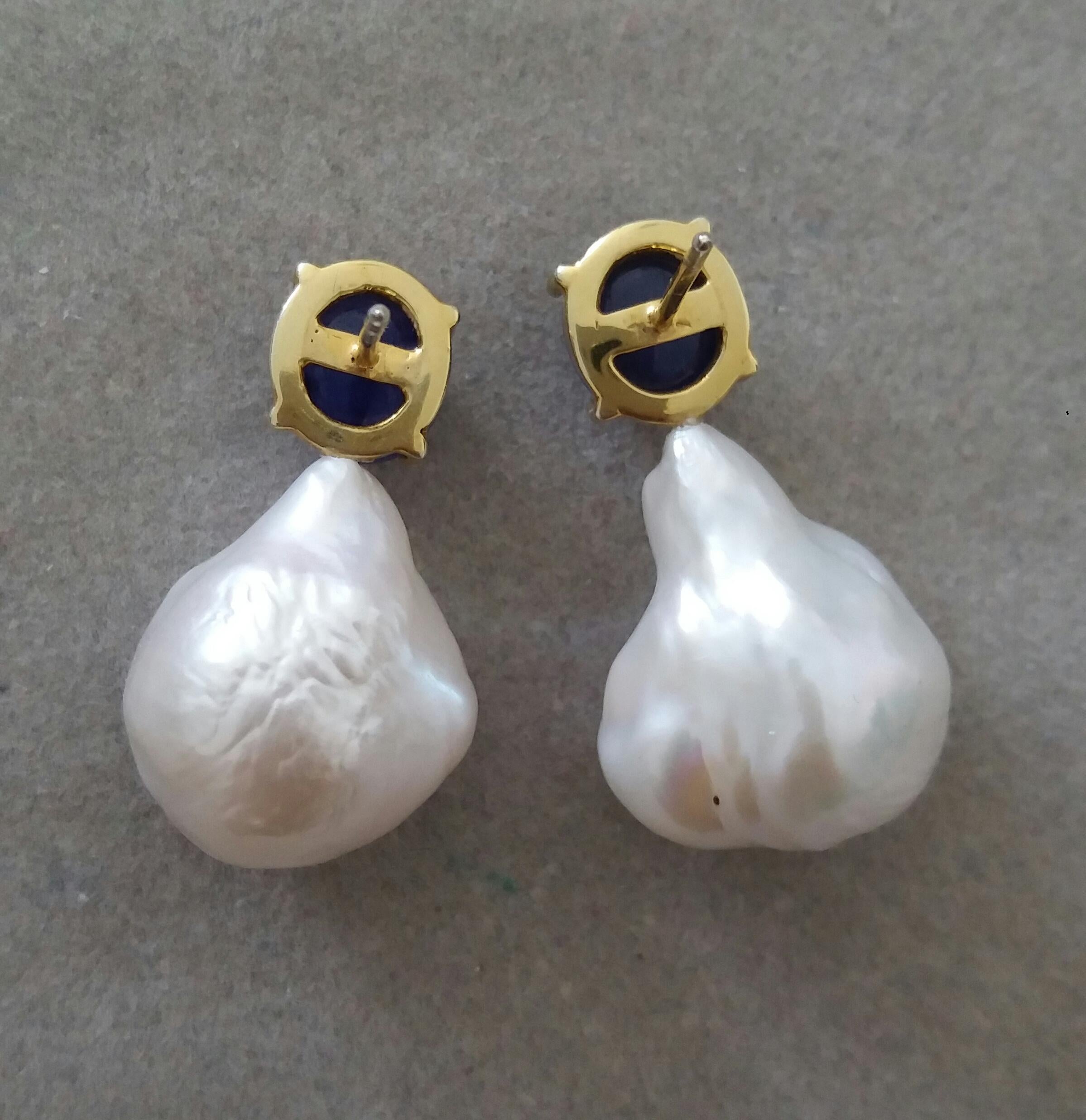 Big Size Pear Baroque Pearls Oval Blue Sapphires Cabochons Yellow Gold Earrings In Good Condition For Sale In Bangkok, TH