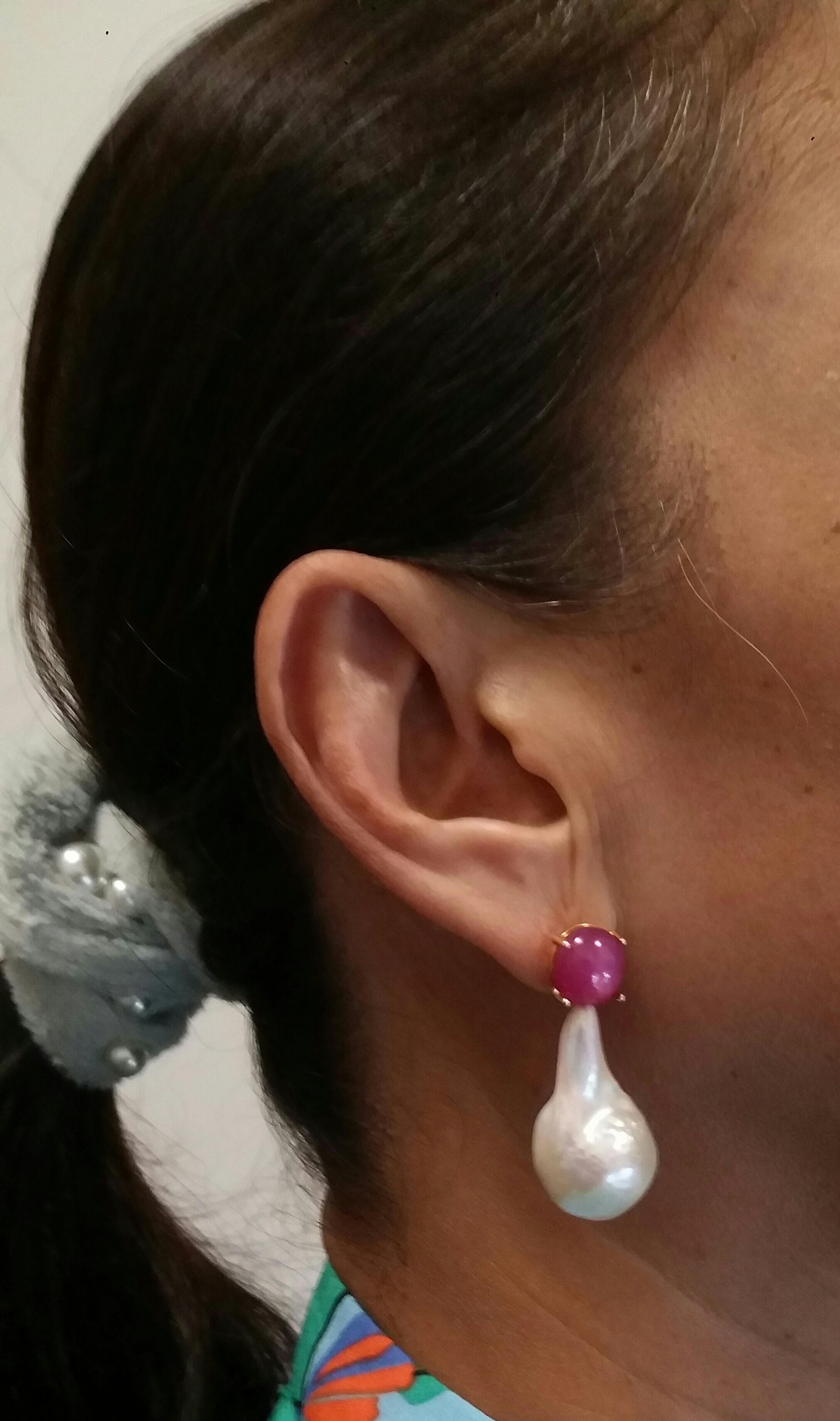 Boucles d'oreilles en or 14 carats avec perles baroques en forme de poire de grande taille et cabochon de rubis ovale en vente 9