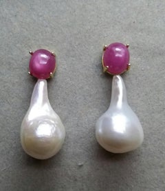 Große birnenförmige Barockperlen Oval Rubin Cabochon 14 Karat Gold Ohrringe