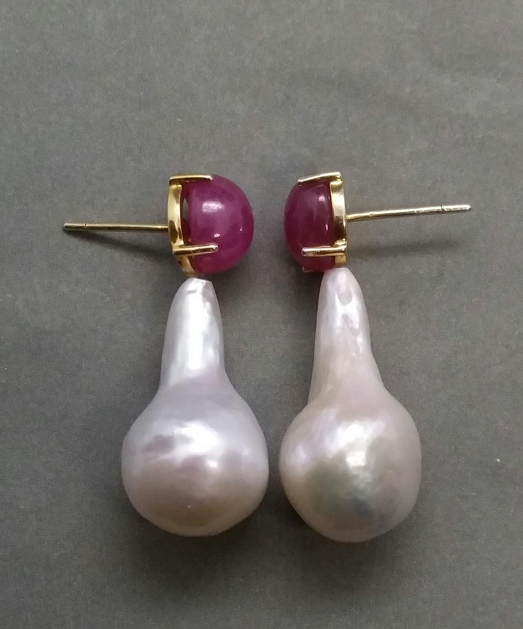 Boucles d'oreilles en or 14 carats avec perles baroques en forme de poire de grande taille et cabochon de rubis ovale en vente 2