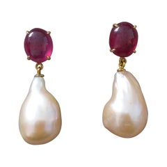 Ohrringe aus 14 Karat Gold mit birnenförmigen cremefarbenen Perlen und ovalem Rubin-Cabochon