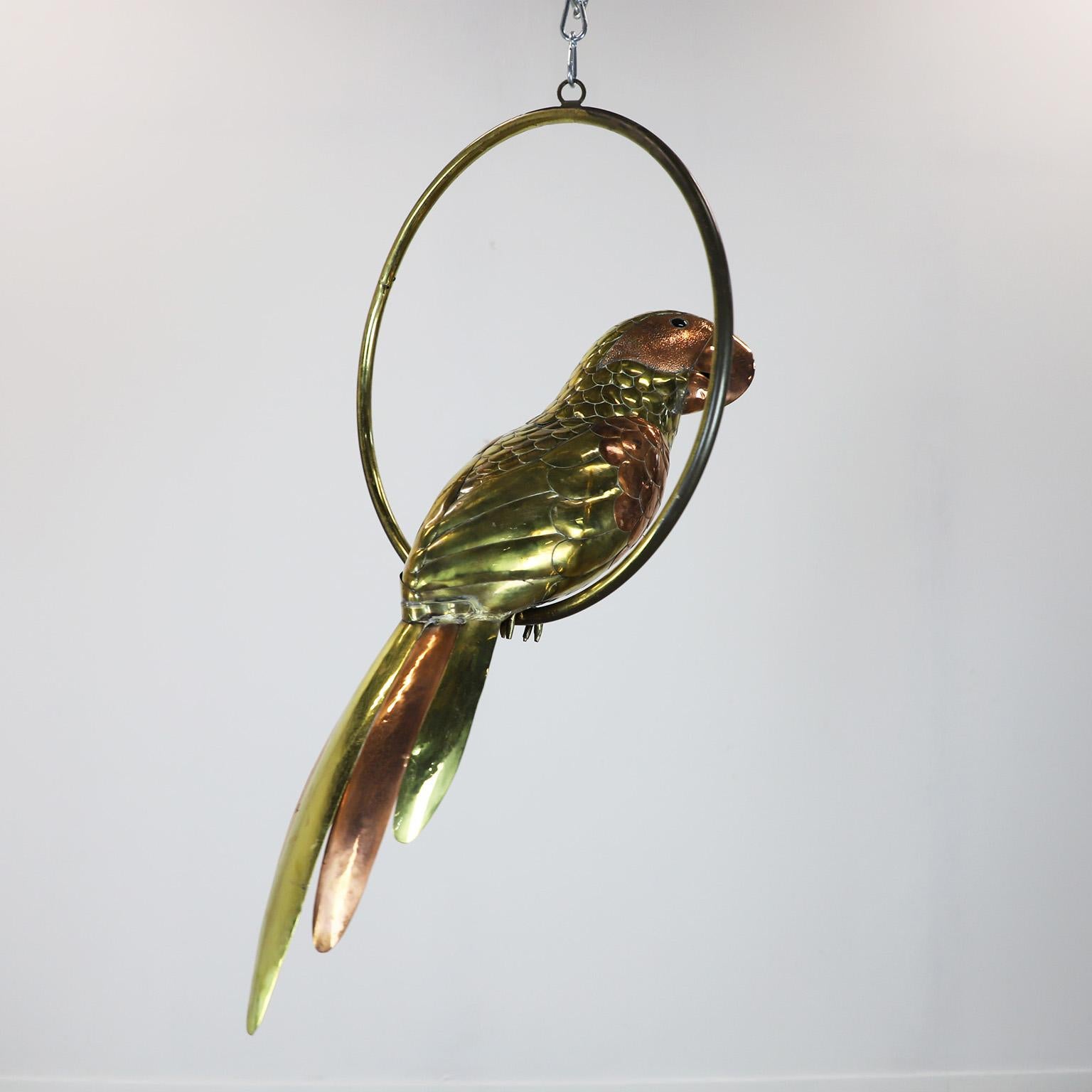 Te ofrecemos esta escultura de guacamaya del artista mexicano Sergio Bustamante, realizada hacia 1960 en latón y cobre con una fantástica pátina. Presenta algunos detalles.