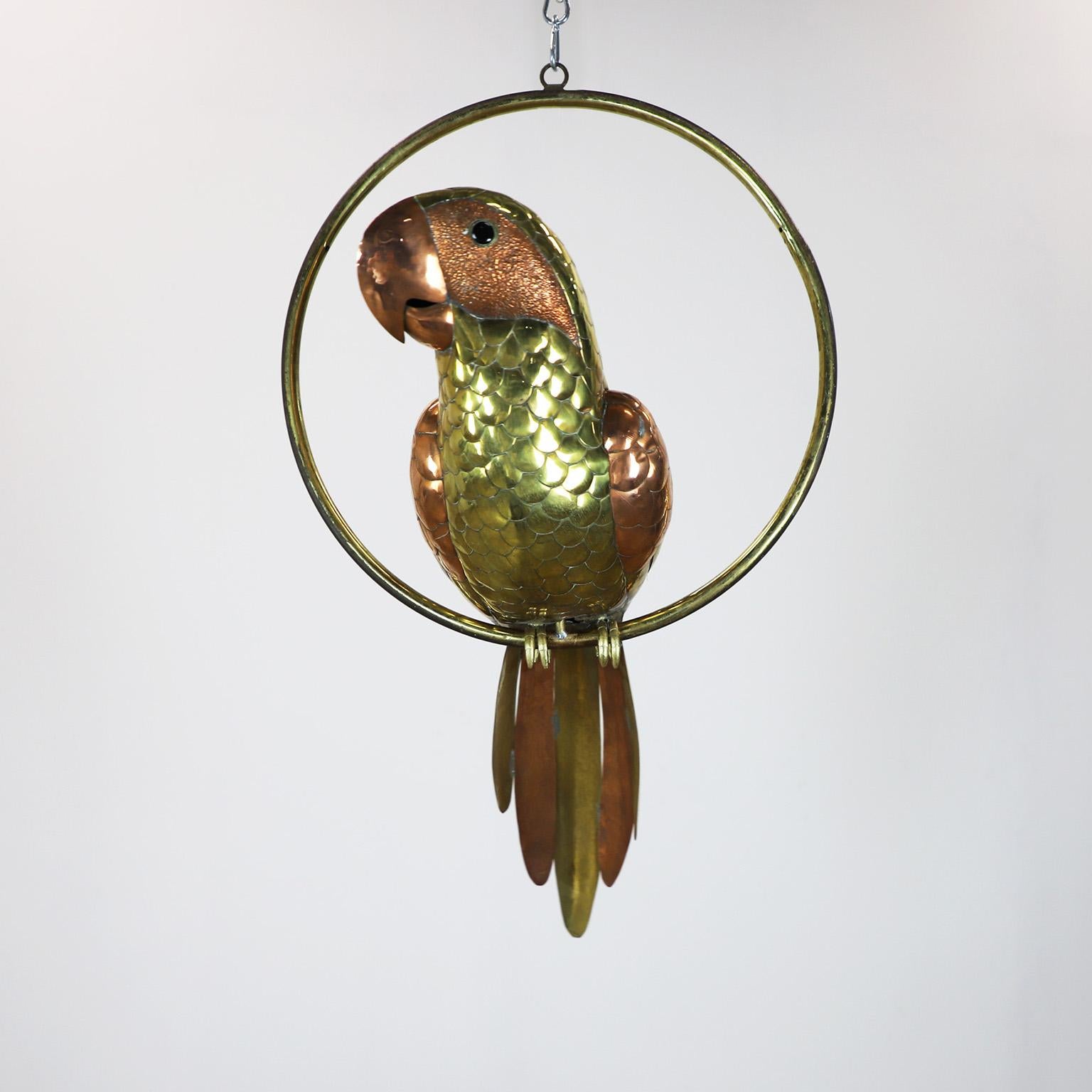 Escultura de guacamayo en percha colgante de Sergio Bustamante de gran tamaño Moderno de mediados de siglo en venta