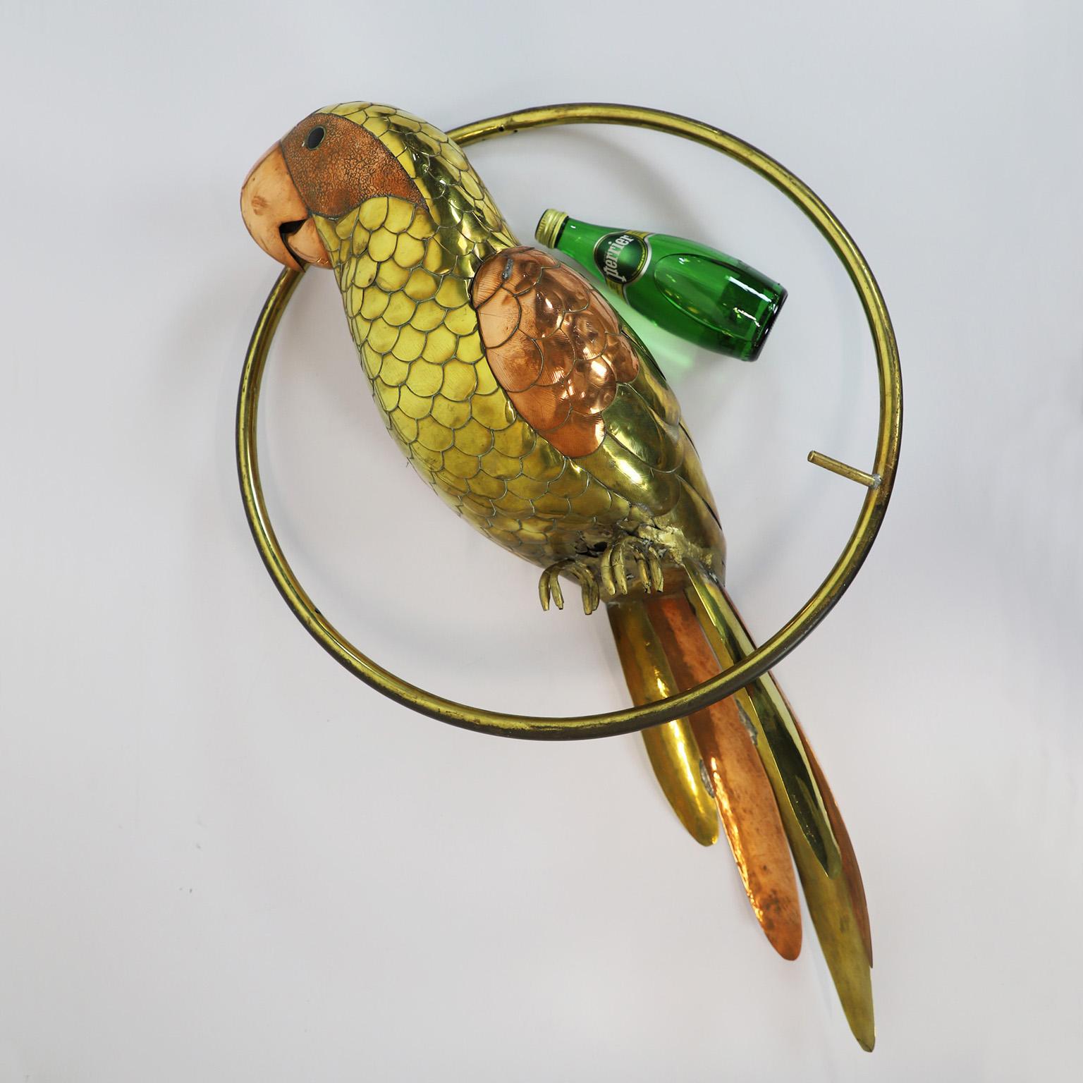 Escultura de guacamayo en percha colgante de Sergio Bustamante de gran tamaño Mexicano en venta
