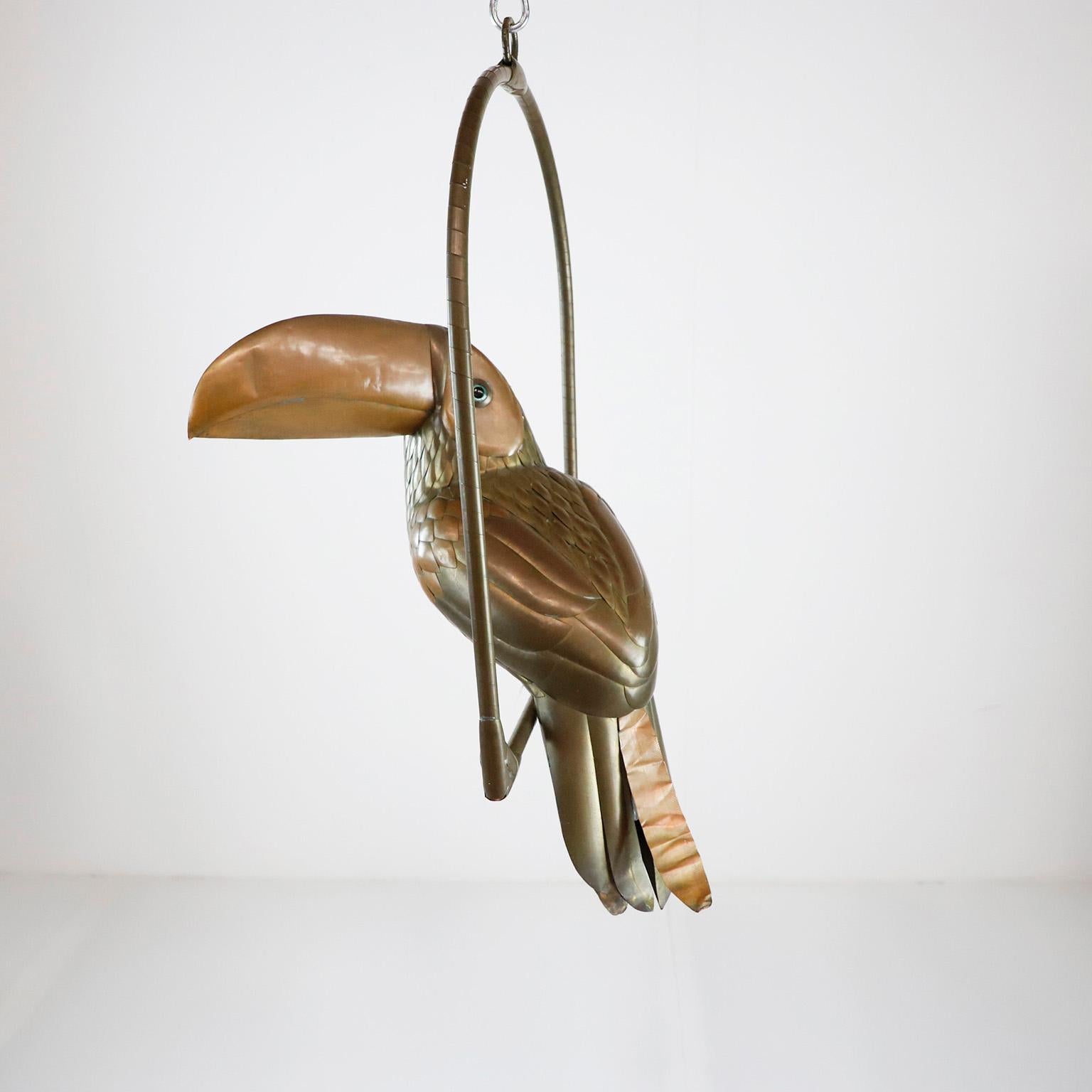 We offer this toucan sculpture by Mexican artist Sergio Bustamante, circa 1960 made in brass and copper with fantastic patina. Present some details on the tail feathers and some on the body.