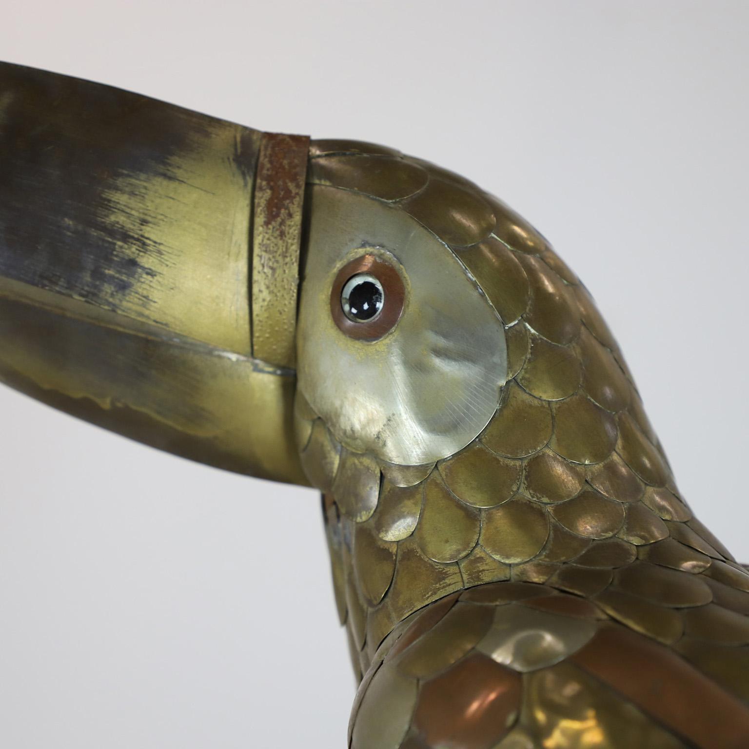 Wir bieten Ihnen diese Tukan-Skulptur des mexikanischen Künstlers Sergio Bustamante, ca. 1960, aus Messing und Kupfer mit fantastischer Patina. Präsentiere einige Details auf den Schwanzfedern und einige auf dem Körper.