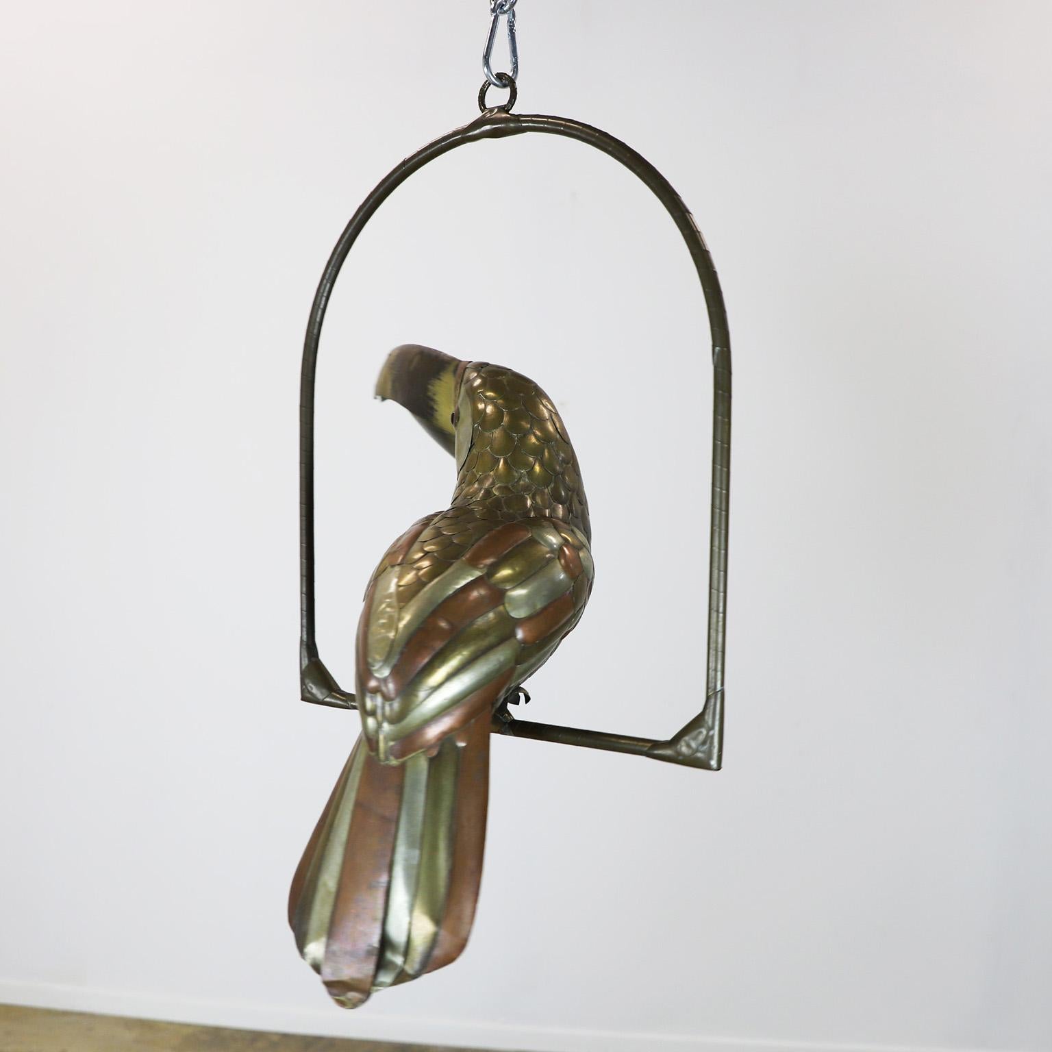 Große Größe Sergio Bustamante Skulptur von Toucan auf hängenden Barsch (Moderne der Mitte des Jahrhunderts) im Angebot