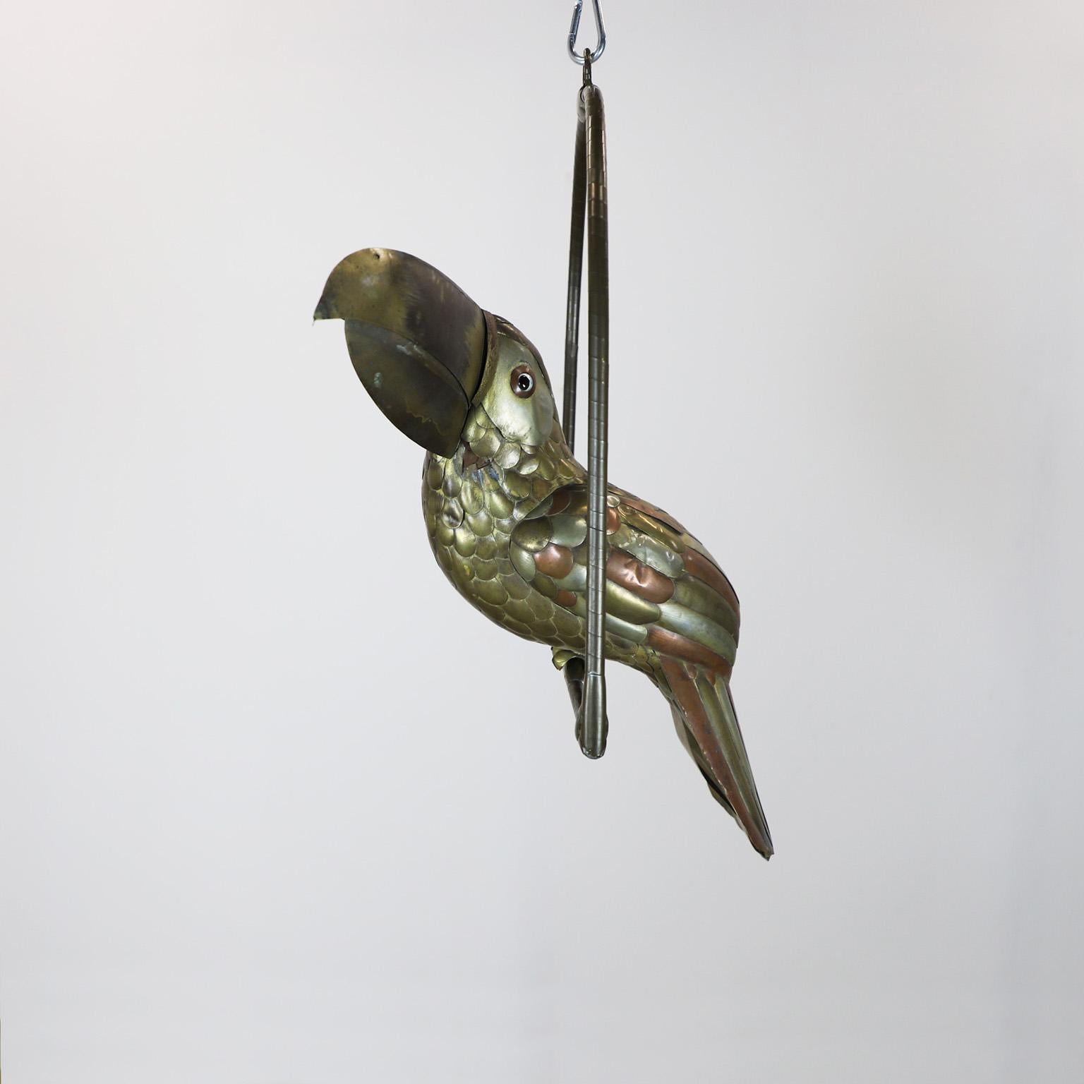 Große Größe Sergio Bustamante Skulptur von Toucan auf hängenden Barsch (Mexikanisch) im Angebot