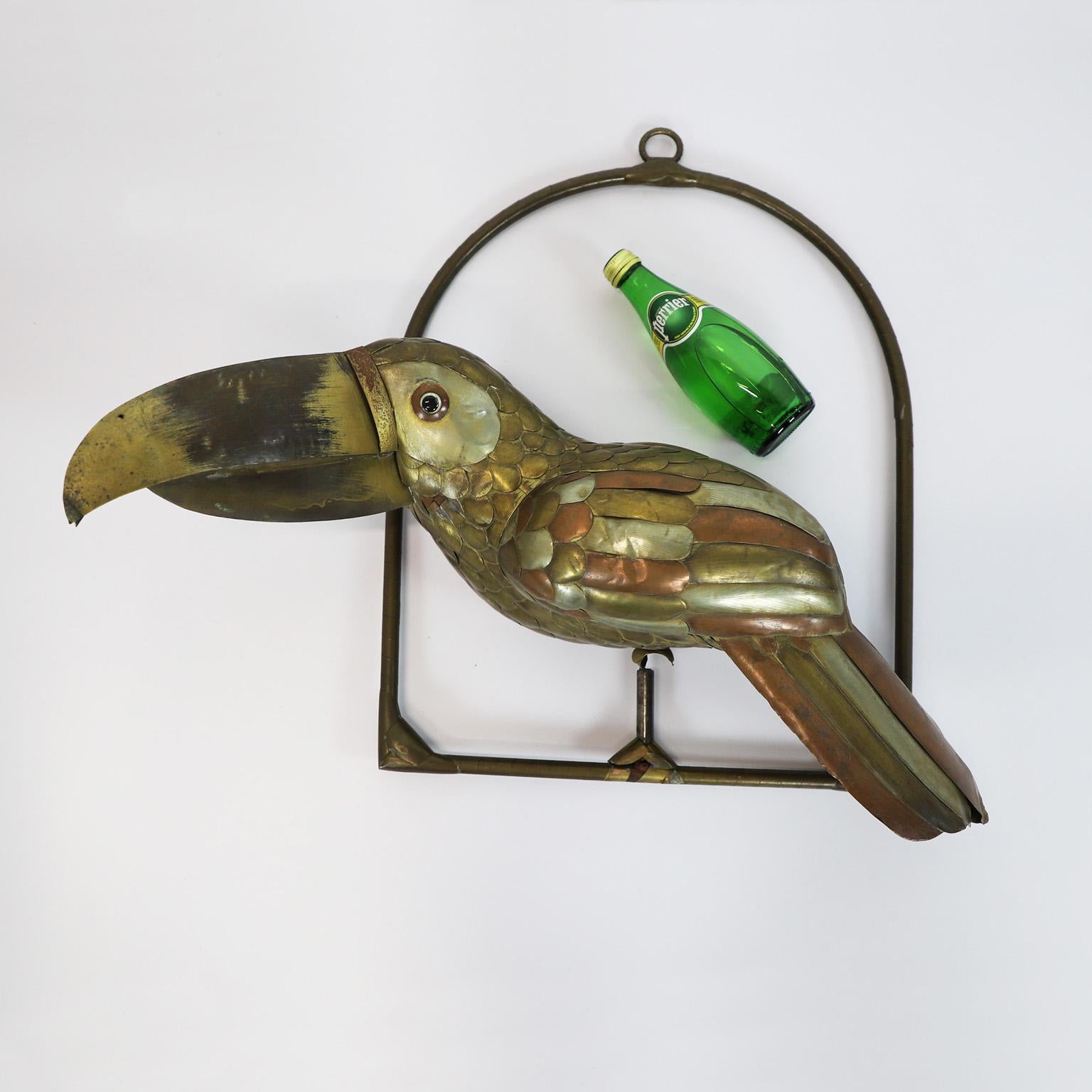 Große Größe Sergio Bustamante Skulptur von Toucan auf hängenden Barsch (Mitte des 20. Jahrhunderts) im Angebot