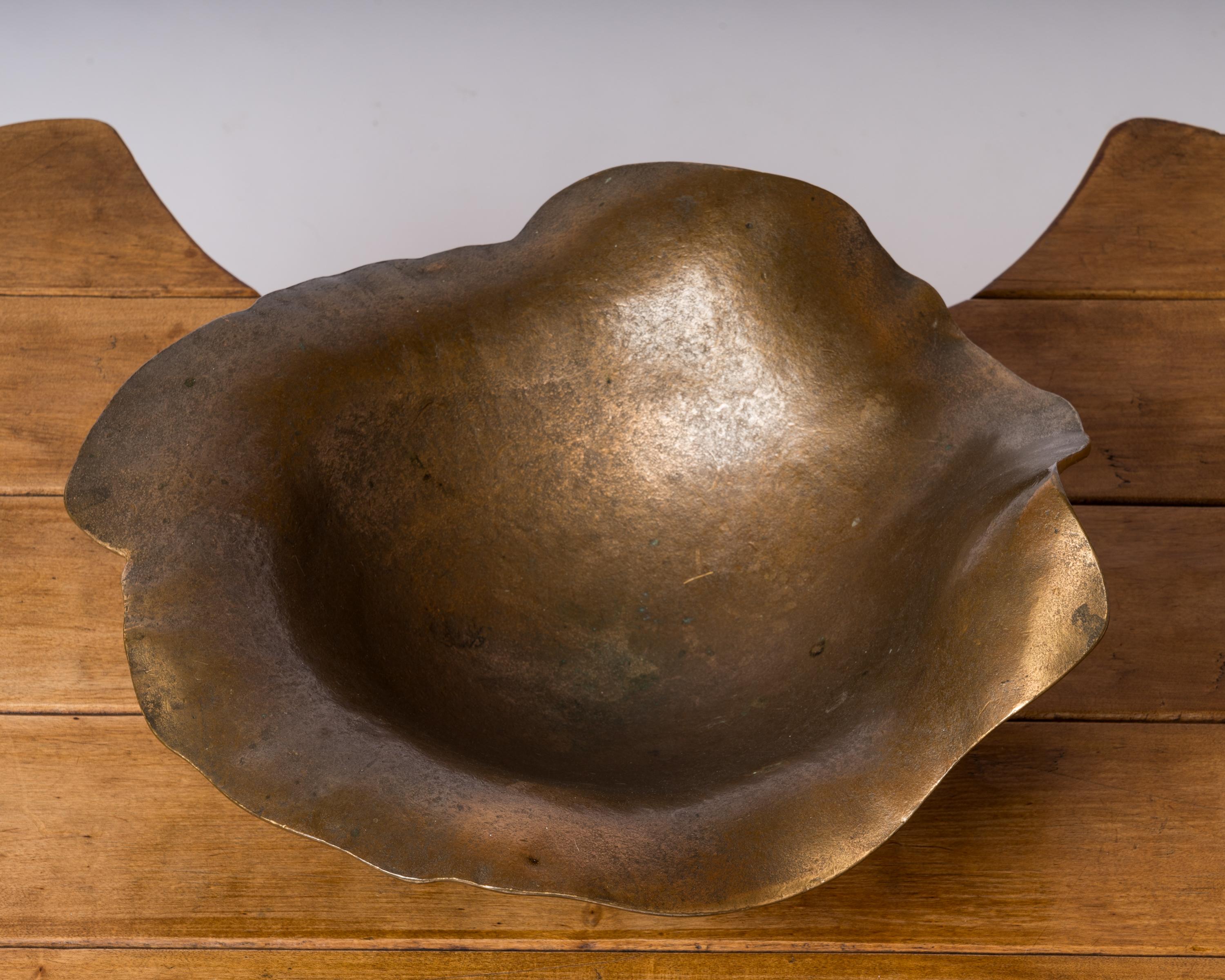 Big Size Solid Bronze Decorative Dish on Tripod Feet - France 1970's In Good Condition For Sale In New York, NY