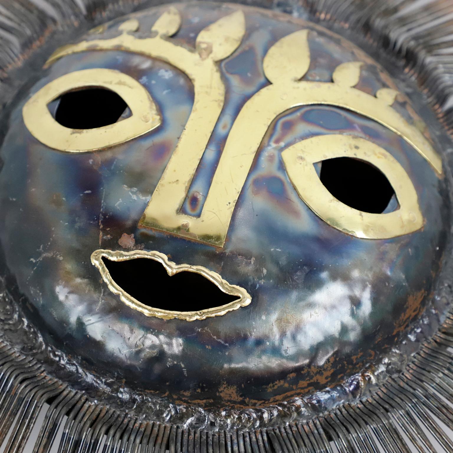 Nous proposons cette sculpture surréaliste de soleil brutaliste en laiton et bronze par les moines bénédictins Emaus, vers 1970. Emaus : nom de l'atelier des moines bénédictins de Cuernavaca dans l'État de Morelos au Mexique.