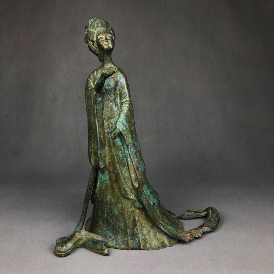 La statua di bronzo vintage di grandi dimensioni della bella Zhao Jun è un manufatto affascinante e culturalmente significativo. Zhao Jun, una delle famose Quattro Bellezze della Cina, è stata immortalata in varie forme d'arte nel corso della storia