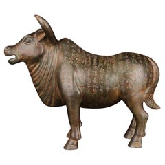 Grande statue de taureau vintage en bronze sculptée représentant des personnages anciens 