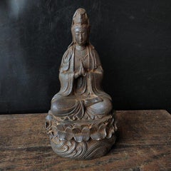 Grande statue de Bouddha Guan Yin priant en fer vintage assis sur une fleur de lotus