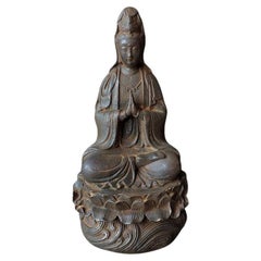 Grande statue de Bouddha Guan Yin priant en fer vintage assis sur une fleur de lotus