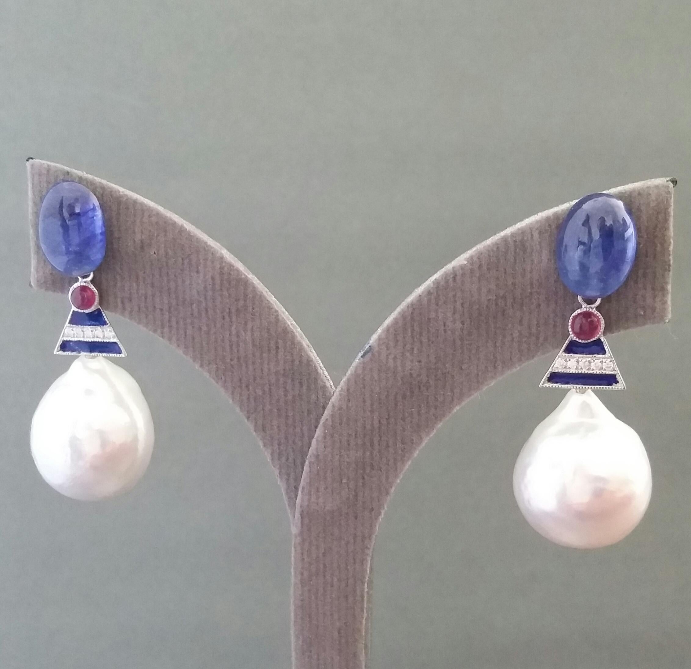 Pendientes Esmalte Blanco Barroco Perlas Oro Diamantes Zafiro Azul Rubíes Tamaño Grande en venta 5