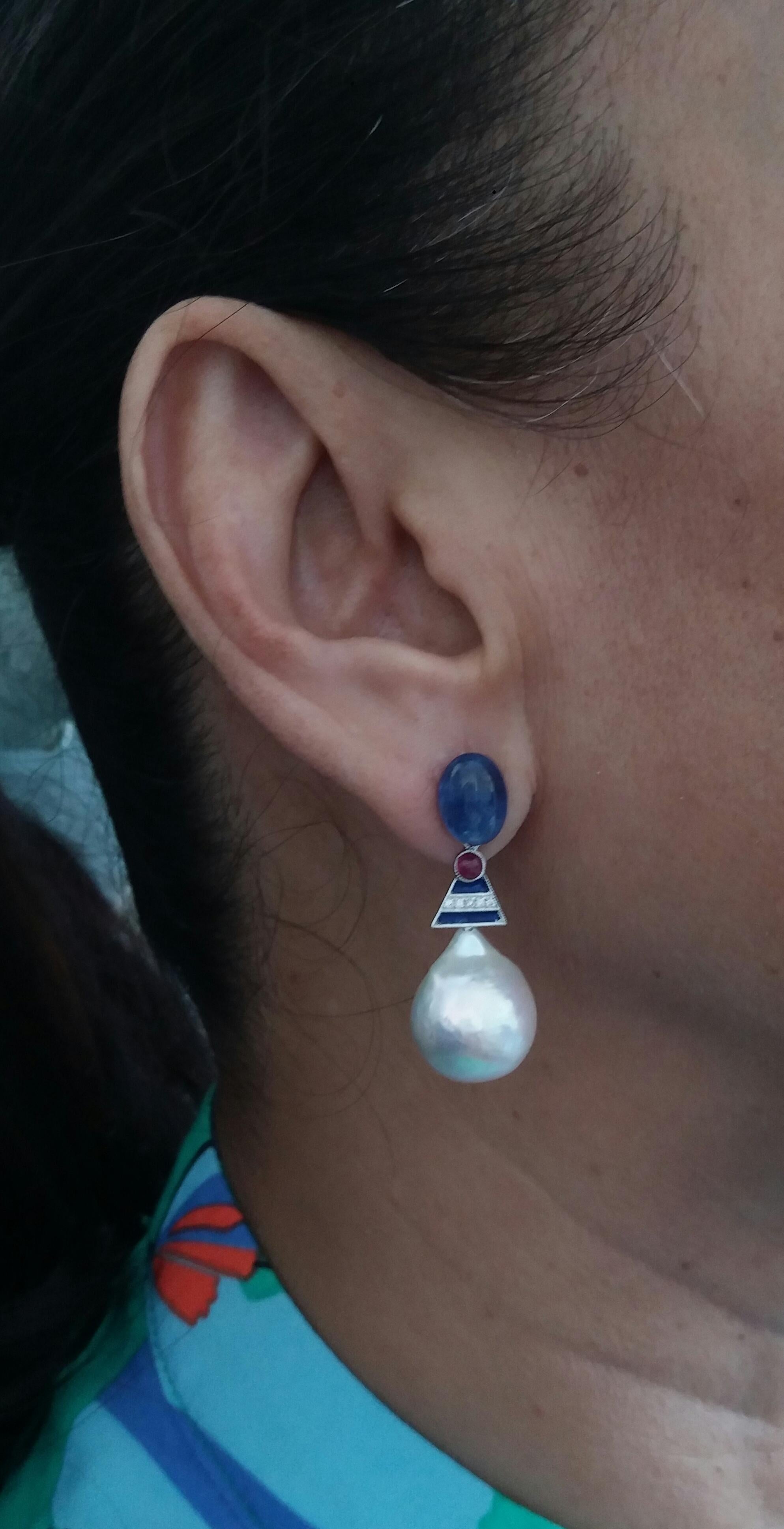 Boucles d'oreilles de grande taille en or, diamants, saphirs bleus, rubis et émail avec perles baroques blanches en vente 7