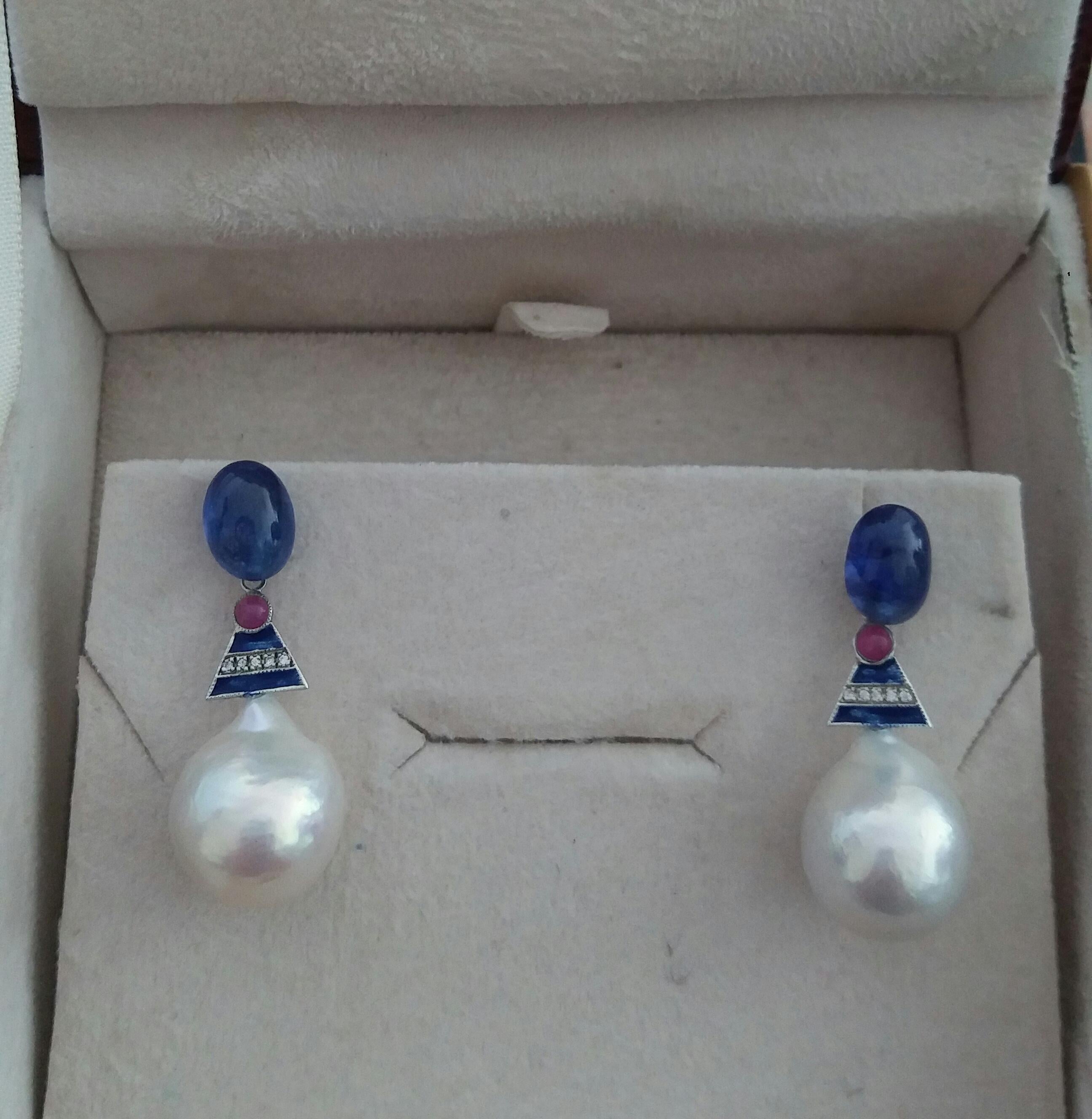 Art déco Boucles d'oreilles de grande taille en or, diamants, saphirs bleus, rubis et émail avec perles baroques blanches en vente