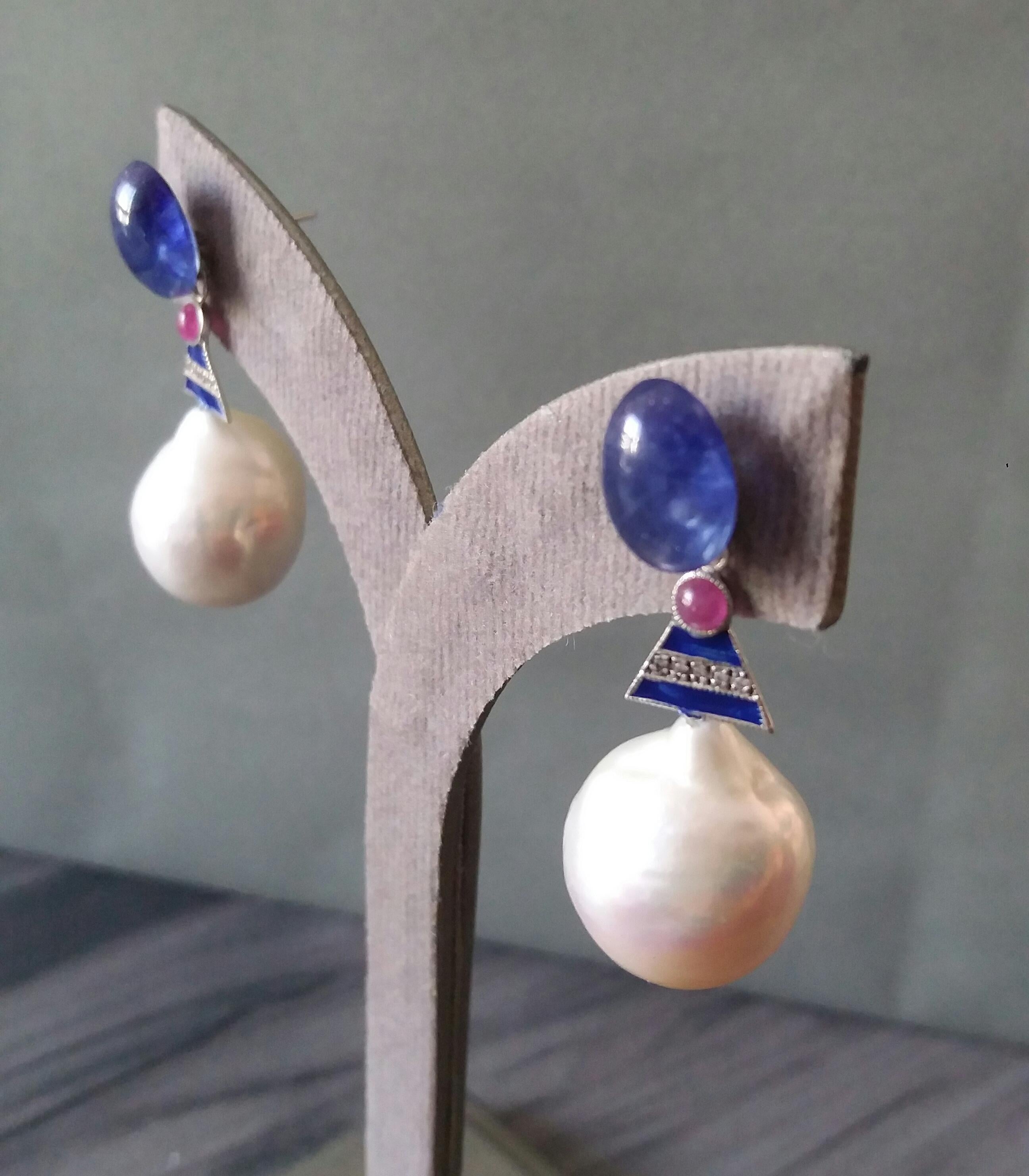 Boucles d'oreilles de grande taille en or, diamants, saphirs bleus, rubis et émail avec perles baroques blanches Bon état - En vente à Bangkok, TH