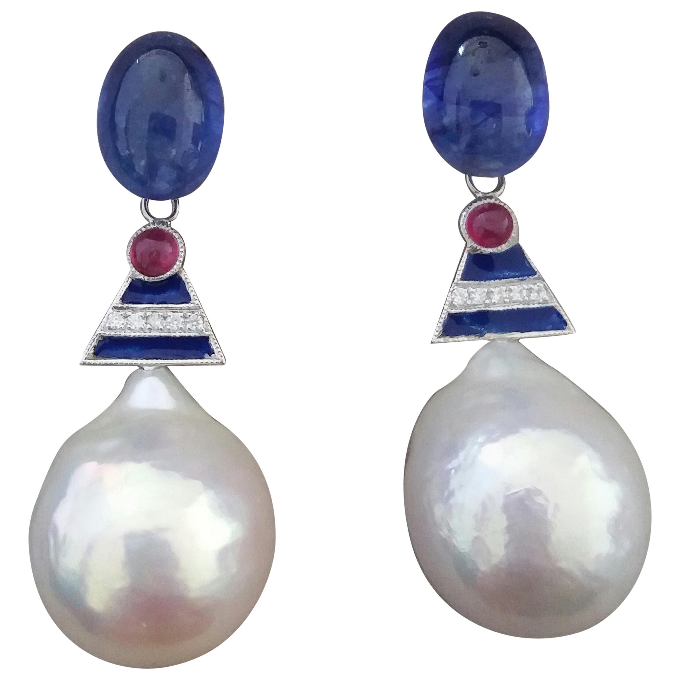 Boucles d'oreilles de grande taille en or, diamants, saphirs bleus, rubis et émail avec perles baroques blanches en vente